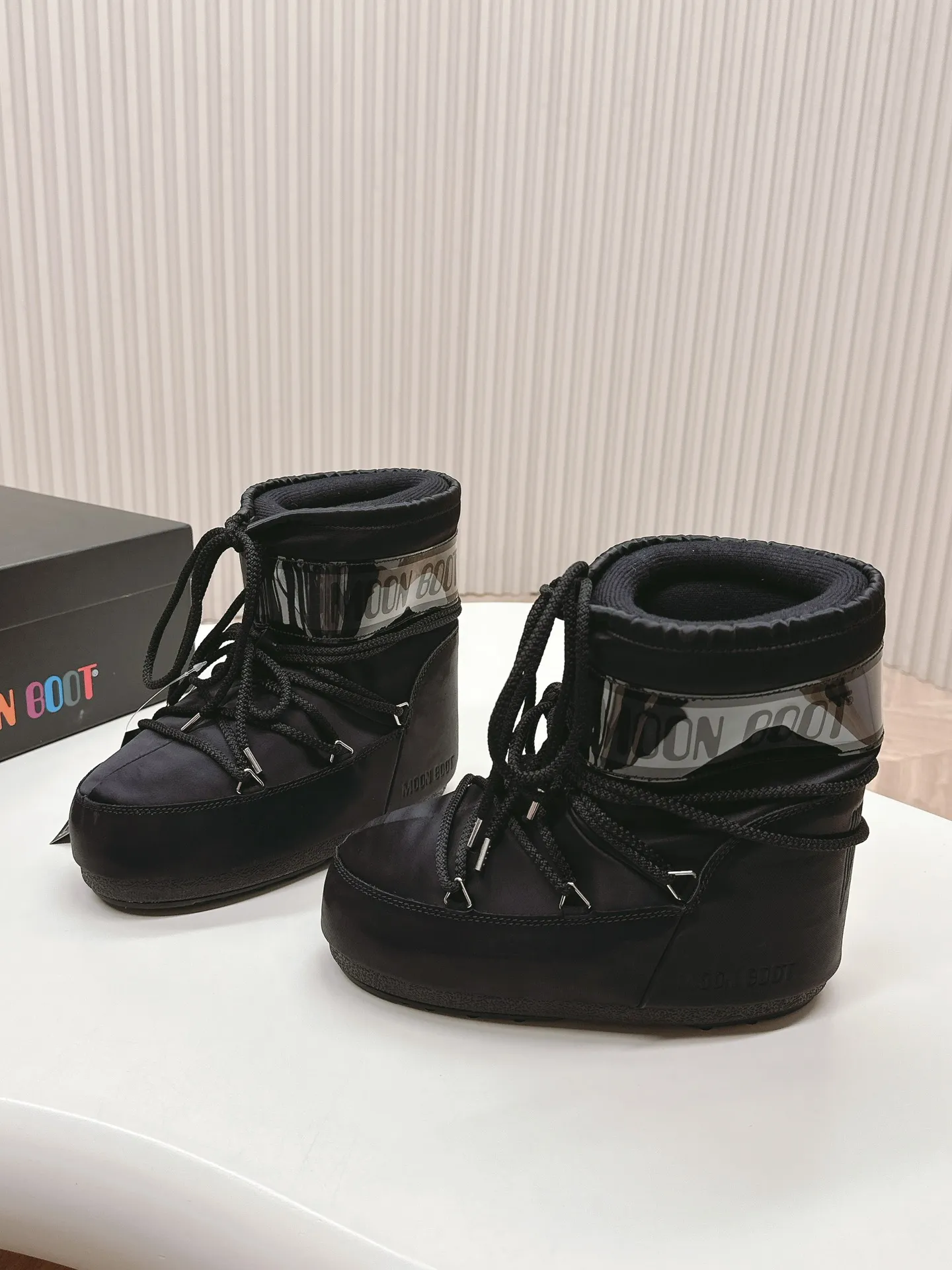 Men's shoes pP600! Fabric short boots Moon Boot 24ss The latest snow boots series for autumn and winter... Ugly snow short boots Forget UGG, fashionable people are wearing Moon Boot snow boots. If you find it difficult to accept the revival of UGG, now there is a more alternative snow boot that is back. It is 4 cm taller. That is the Moon Boot. It was already very popular in the millennium. Paris Hilton, Victoria Beckham and other celebrities often wore it, and now the Y2K trend is popular again. The same QQ show outfit worn by young children. The ugly snow boots that have been shown by thousands of people have become popular again. They are not distinguished between men and women. They look slim and warm and easy to wear. Fabric: 70% cotton and 30% plastic. Lining: 100% silk cotton liner. Feet: 100% silk cotton liner. Outsole: thermoplastic rubber. Bottom thickness: 4cm. Size: #35-41 (41 customization is not returnable).